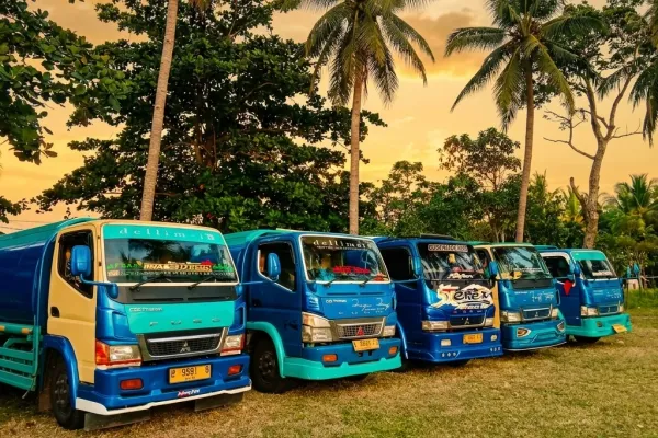 Barisan armada truk tangki air bersih Daud Water siap beroperasi