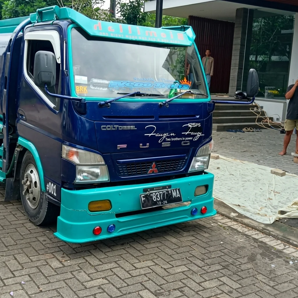 Truk tangki Mitsubishi Colt Diesel Fuso dengan custom bumper tosca
